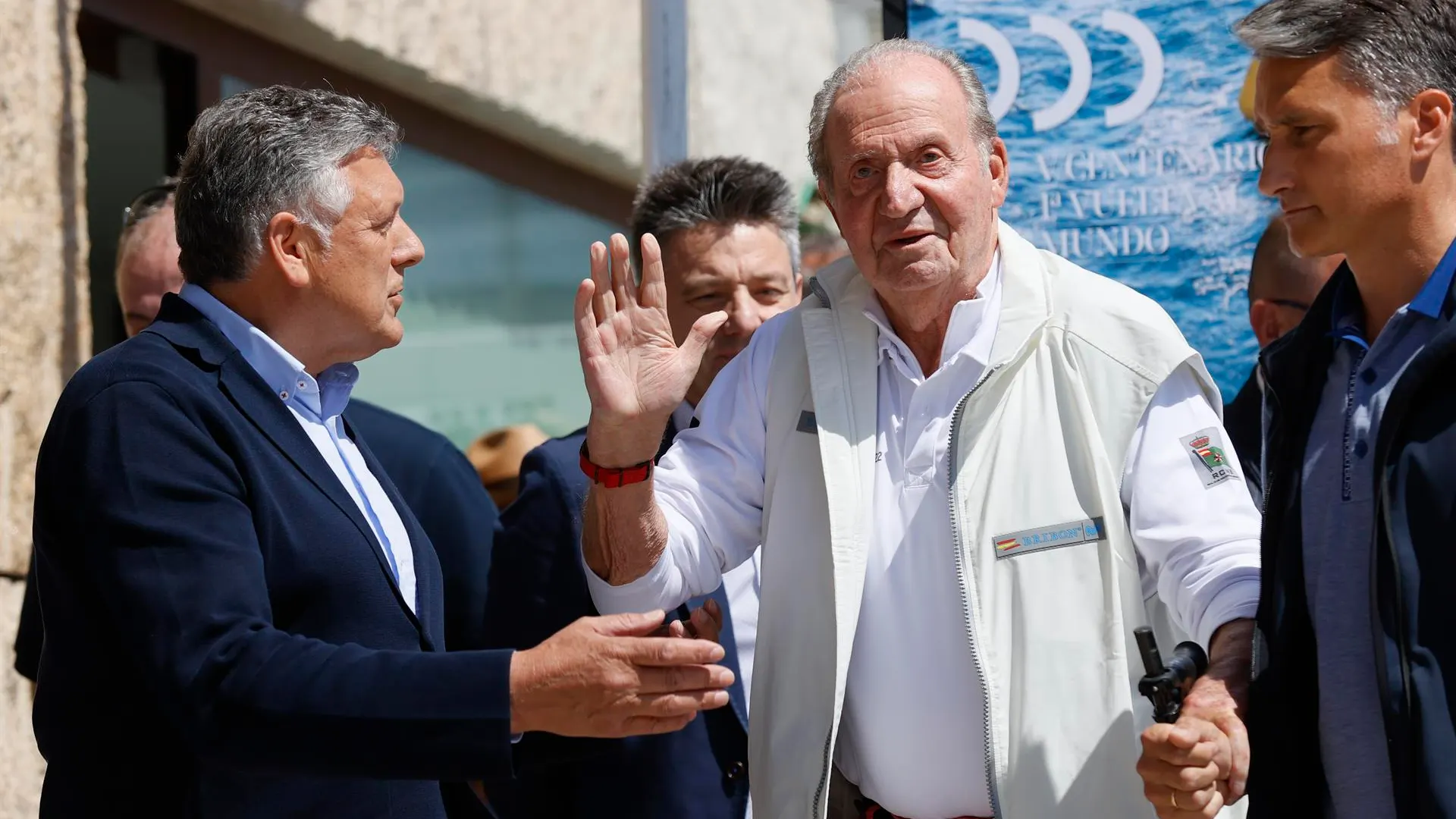 El rey Juan Carlos, recibido entre aplausos y gritos de "viva el rey" en el Club N&aacute;utico de Sanxenxo