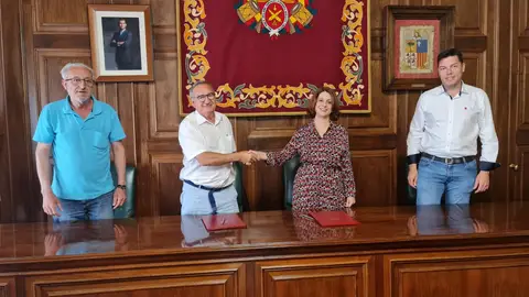 Interpeñas y ayuntamiento han firmado el convenio de colaboración para el desarrollo de la Vaquilla 2022