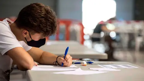 Un estudiante hace un examen.