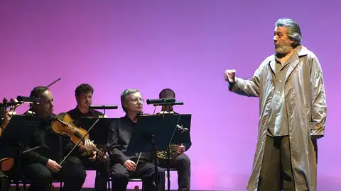 El actor Chete Lera, junto a músicos en una orquesta.