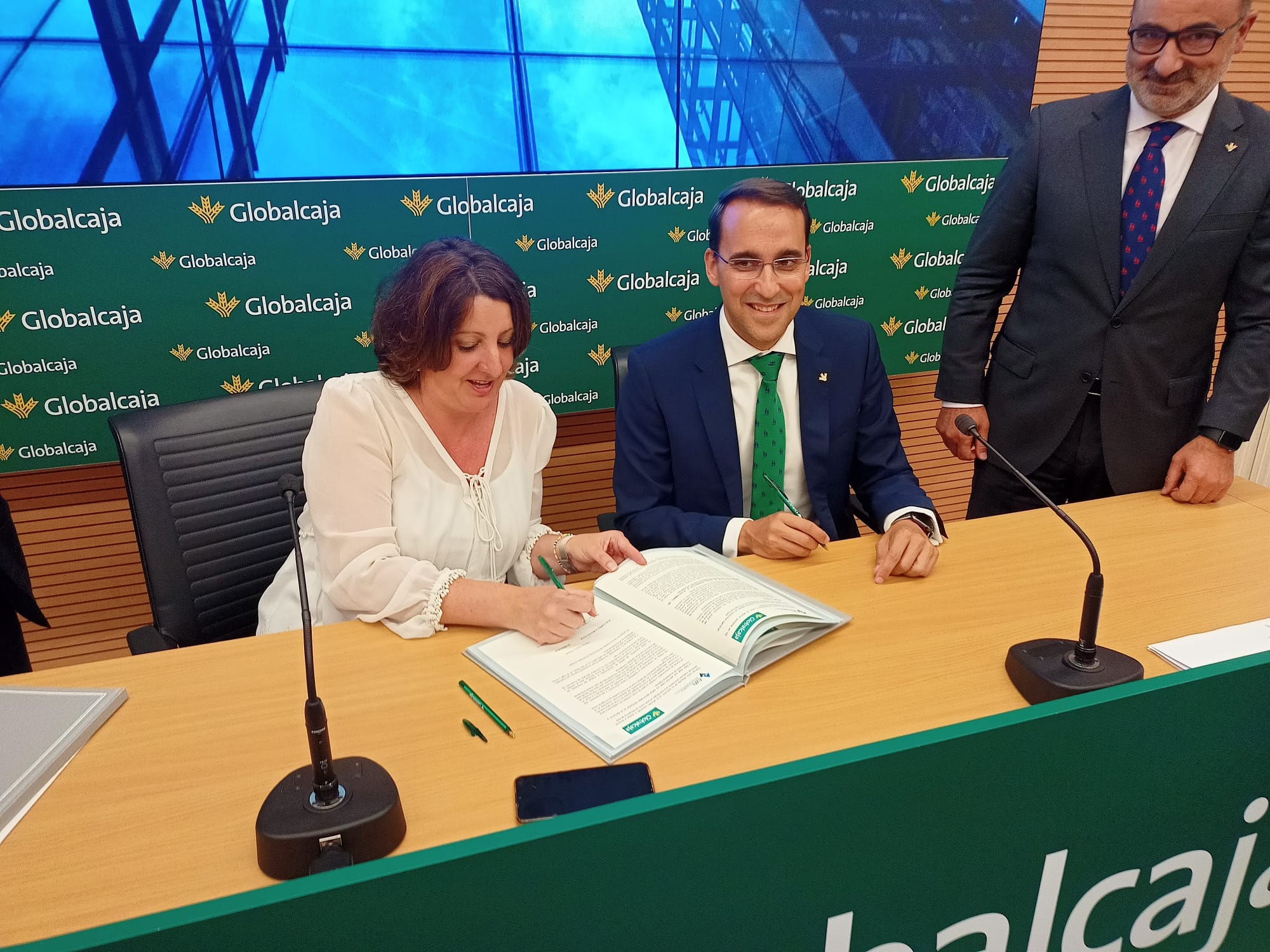 Globalcaja y el Gobierno regional impulsan la formación e internacionalización de las empresas Globalcaja y el Gobierno regional impulsan la formación e internacionalización de las empresas