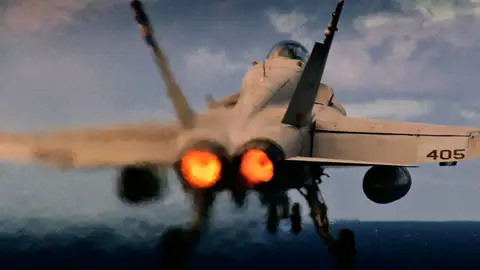 Un avión de combate Un avión de combate