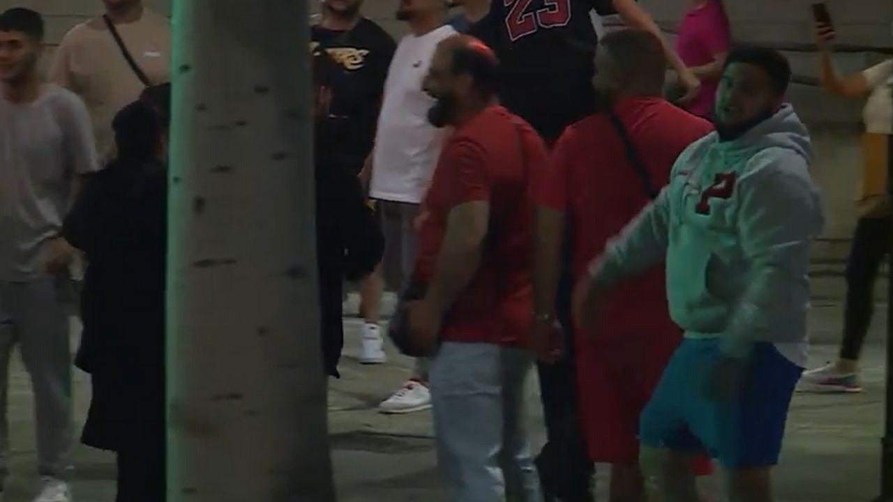 Reciben entre aplausos a los menores detenidos por las agresiones sexuales a dos niñas en Burjassot Reciben entre aplausos a los menores detenidos por las agresiones sexuales a dos niñas en Burjassot