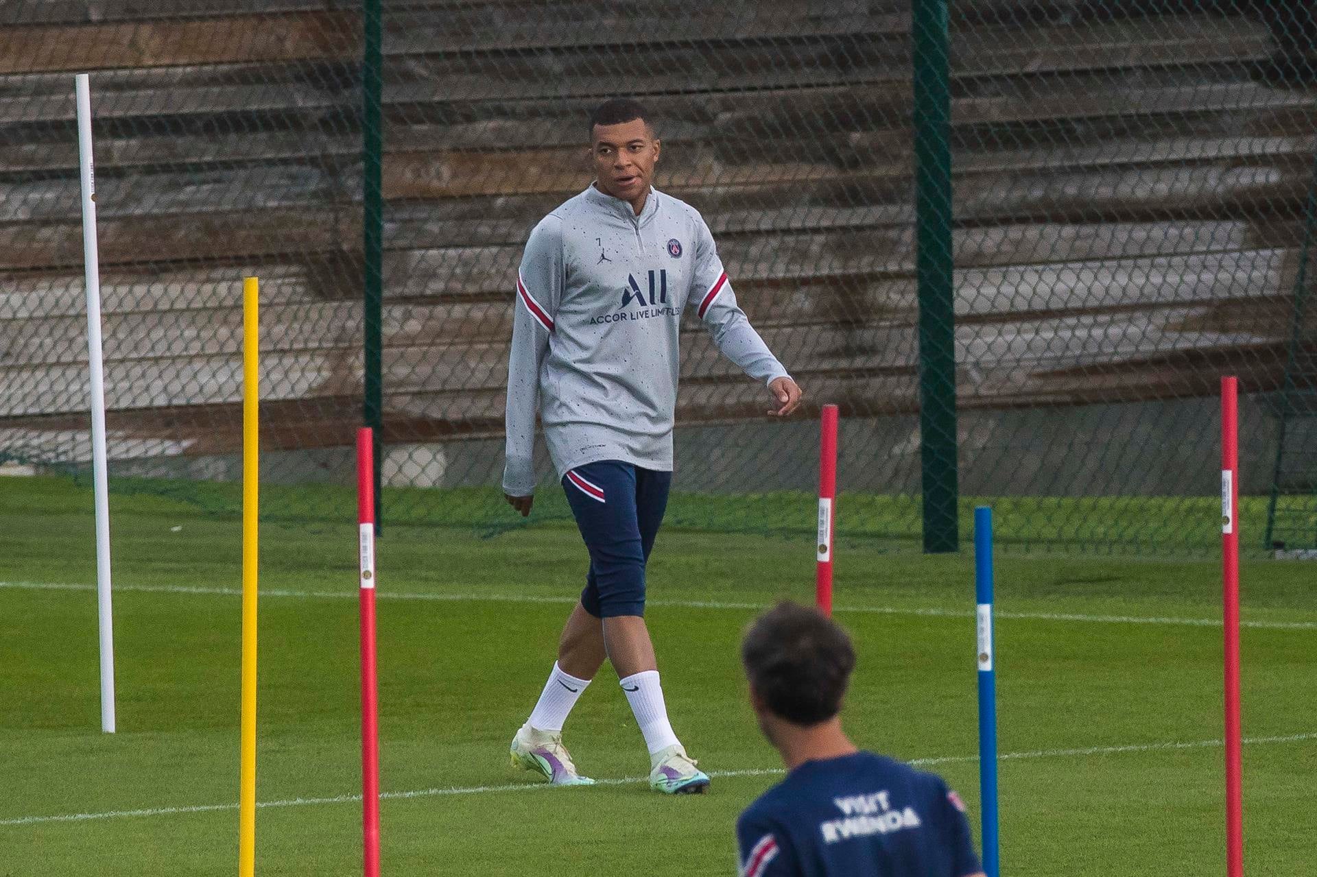 La madre de Mbappé asegura que su hijo tiene un acuerdo con PSG y Real Madrid: "Ahora Kylian debe elegir" La madre de Mbappé asegura que su hijo tiene un acuerdo con PSG y Real Madrid: "Ahora Kylian debe elegir"