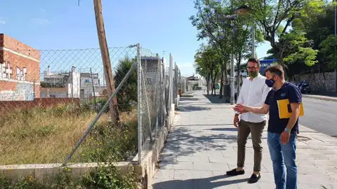 El concejal de Urbanismo, Adrián Santos Pérez, ante un solar plagado de vegetación