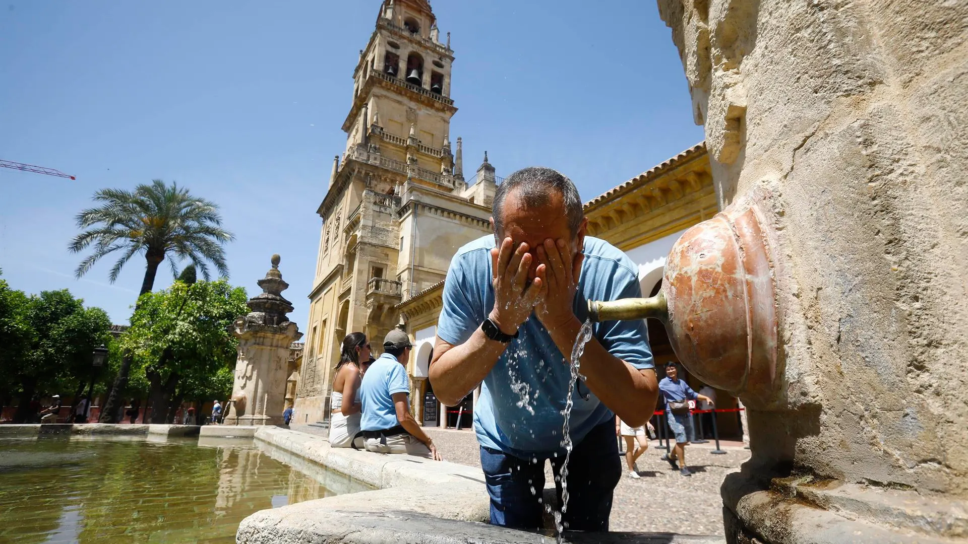 Un hombre refrescándose en una fuente en Córdoba Olar de calor: recomendaciones básicas para no sufrir una deshidratación | Foto: EFE/Salas