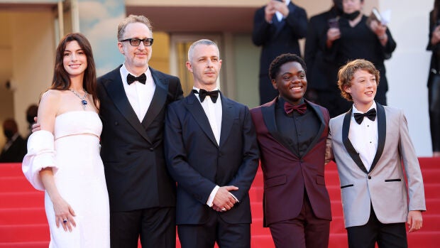 El equipo de 'Armageddon Time', con el director James Gray (2i) a la cabeza, posa en el Festival de Cannes