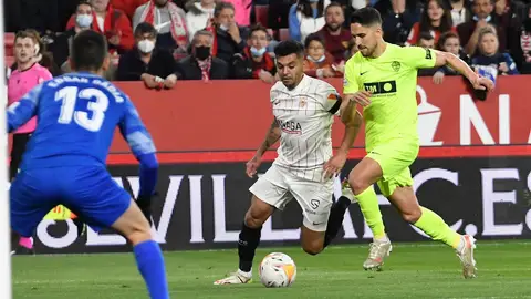 Tecatito Corona conduce el balón en un partido ante el Elche. Tecatito Corona conduce el balón en un partido ante el Elche.