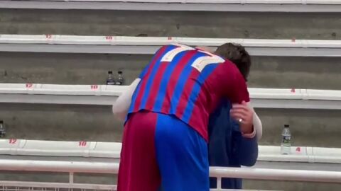 El emérito se funde en un abrazo con su nieto en la tarde de fiesta del Cisne