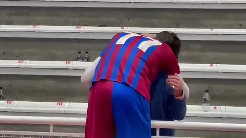 El emérito se funde en un abrazo con su nieto en la tarde de fiesta del Cisne El emérito se funde en un abrazo con su nieto en la tarde de fiesta del Cisne