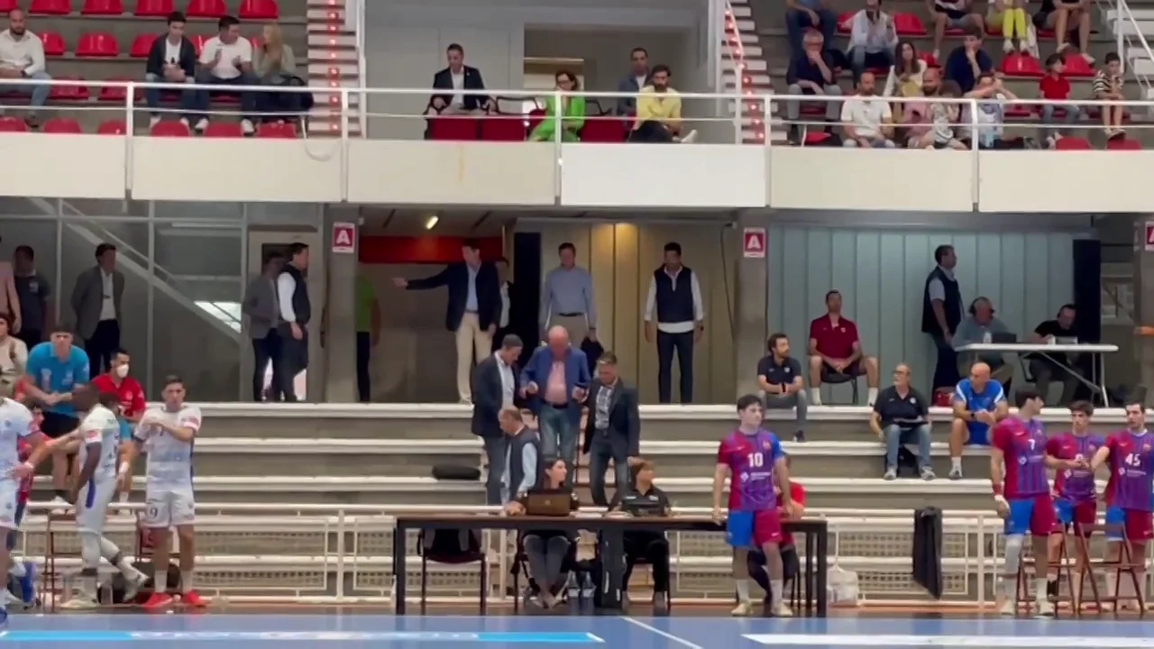 El rey em&eacute;rito asiste al partido de balonmano para ver jugar a su nieto, Pablo Urdangarin