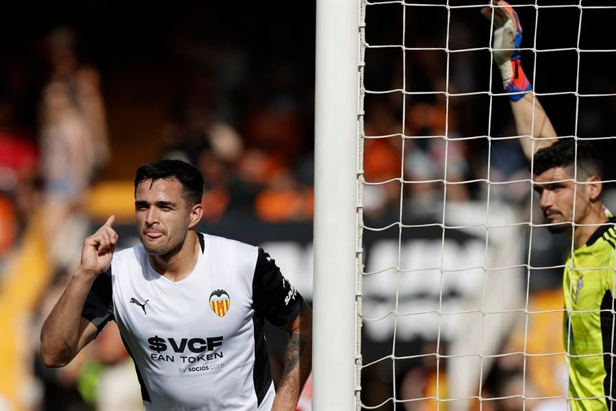 El Valencia se impone al Celta entre protestas de su afición El Valencia se impone al Celta entre protestas de su afición