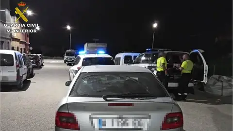Agentes de la Guardia Civil junto al vehículo en el que iban los detenidos.