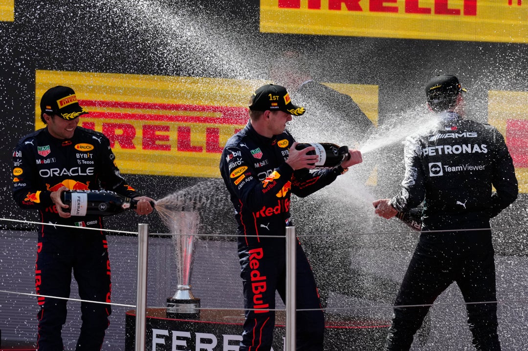 Verstappen toma el liderato al firmar doblete con 'Checo' en Montmeló Verstappen toma el liderato al firmar doblete con 'Checo' en Montmeló