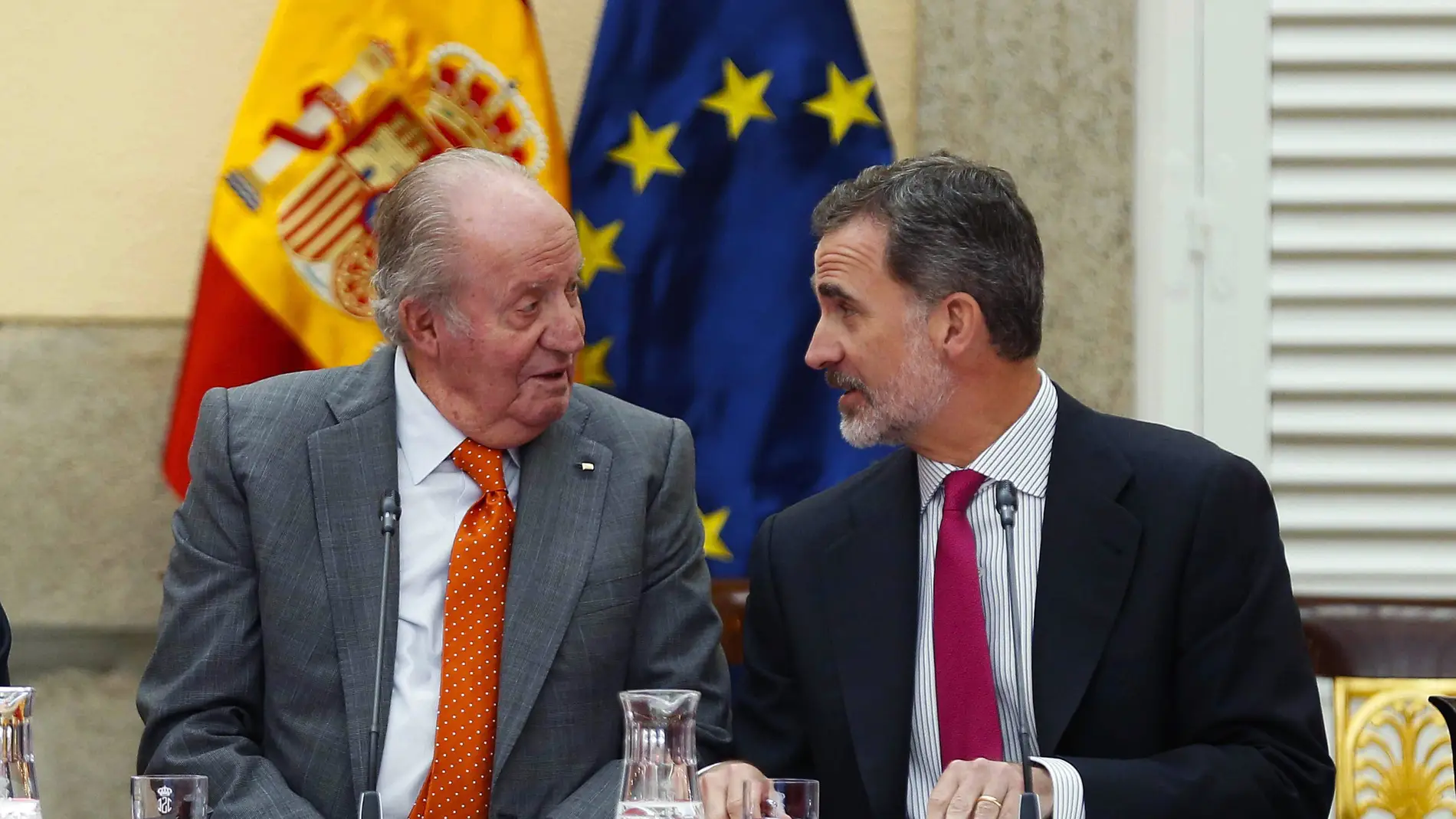 Juan Carlos I y Felipe VI charlan en una imagen de archivo