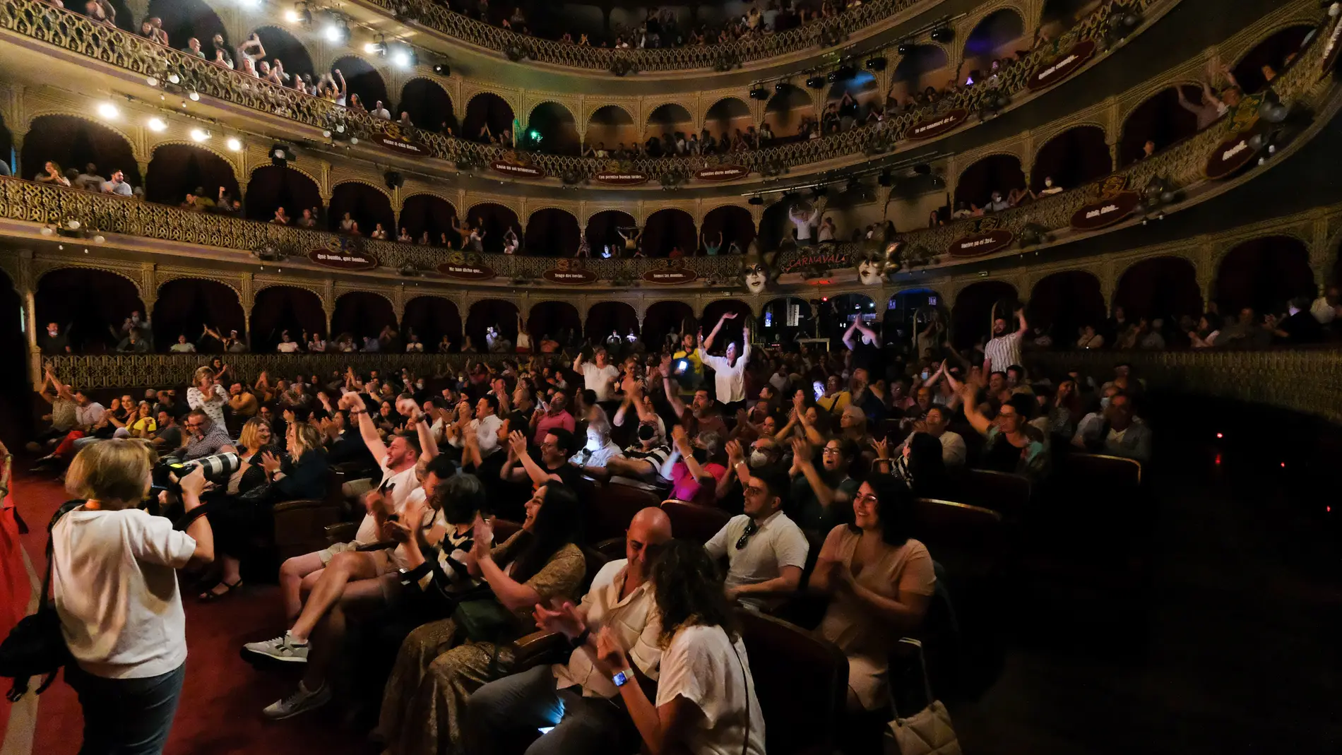 El Gran Teatro Falla 'se cae' con la permanencia del Cádiz C.F