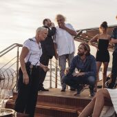 El director Ruben Östlund, rodeado por el equipo artístico de la película 'Triangle of sadness'