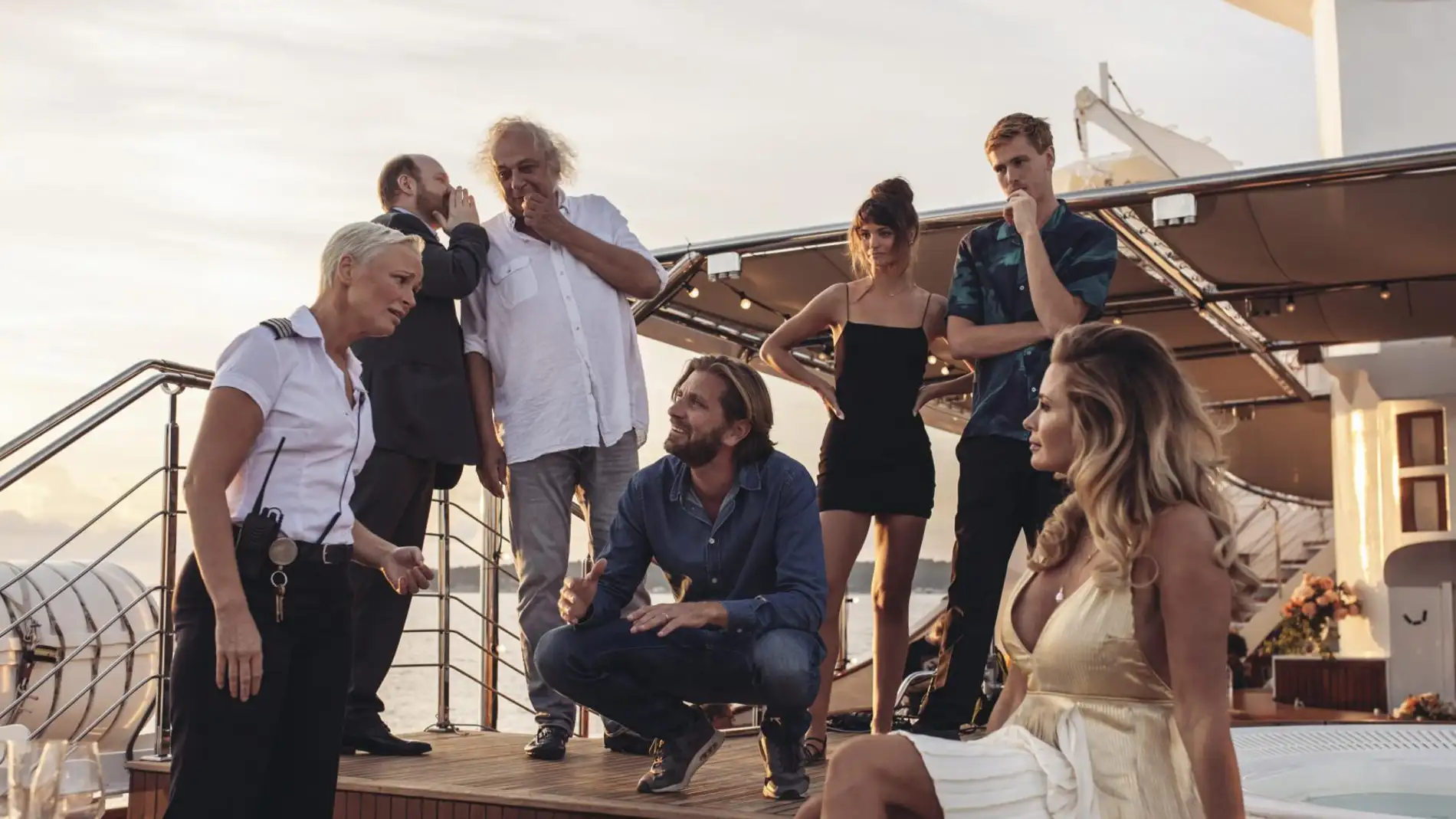 El director Ruben Östlund, rodeado por el equipo artístico de la película 'Triangle of sadness'