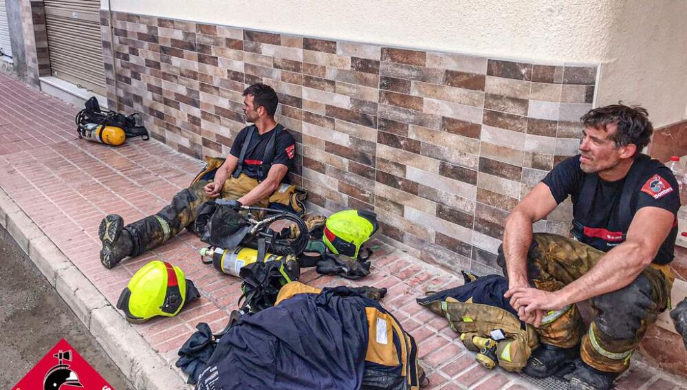 Efectivos de bomberos tras participar en las labores de extinción del incendio en Monóvar.