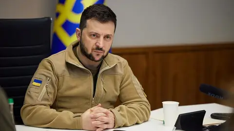 Zelenski asegura que hasta 100 soldados ucranianos mueren cada día en el frente del Donbás
