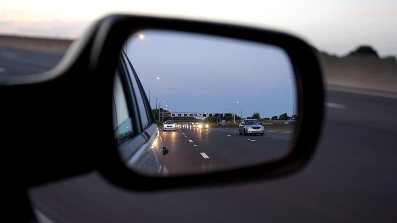 ¿Fin del espejo retrovisor? esta es la alternativa que se baraja en la DGT ¿Fin del espejo retrovisor? esta es la alternativa que se baraja en la DGT