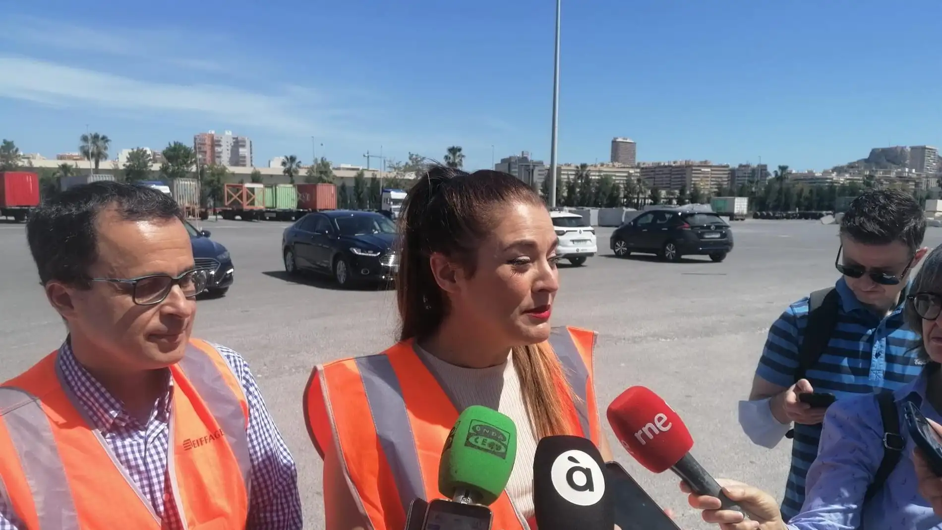 La consellera Mireia Mollà atiende a los medios en una visita hoy a Alicante
