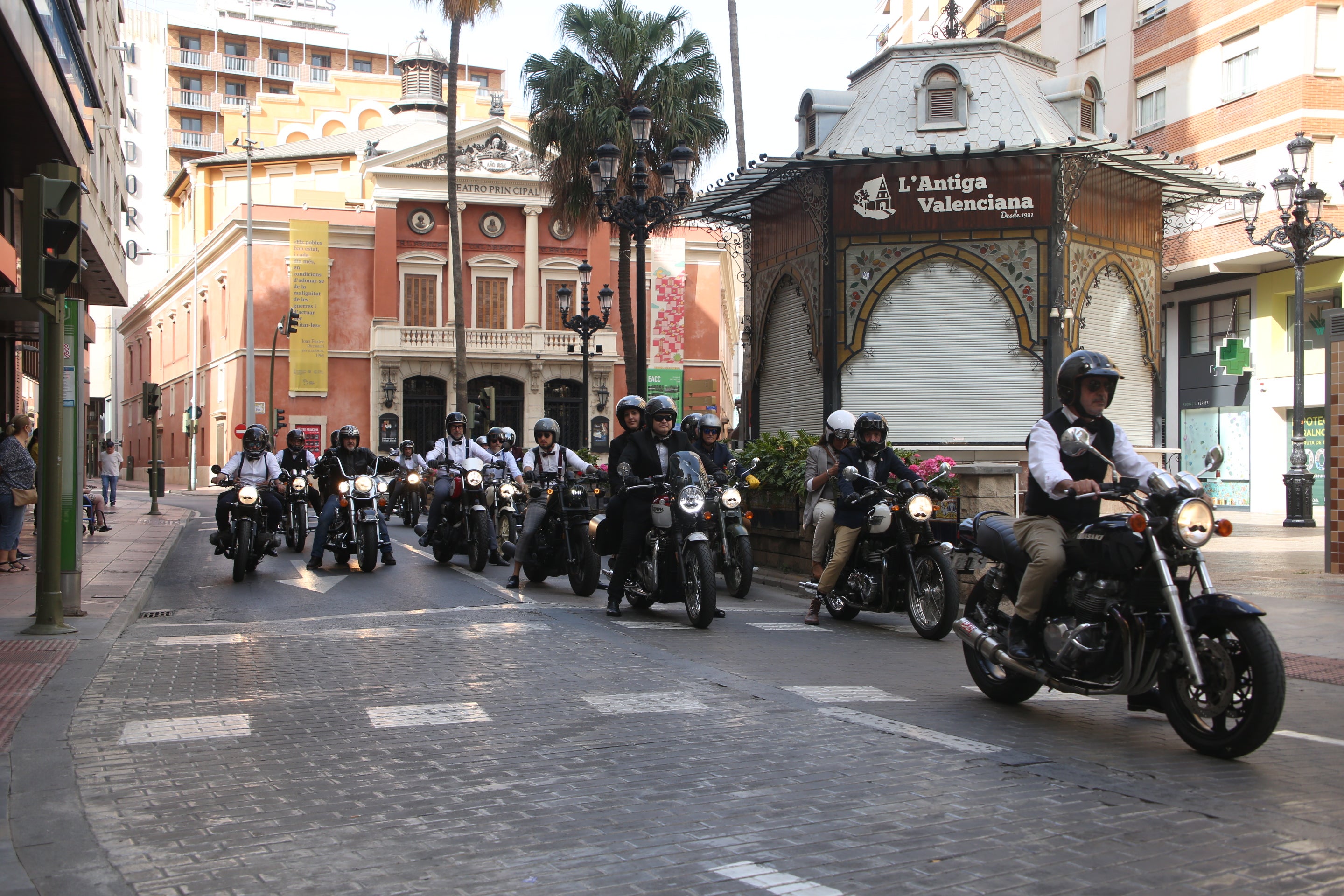 Gran acogida de la Distinguished Gentleman's Ride en Castellón Gran acogida de la Distinguished Gentleman's Ride en Castellón