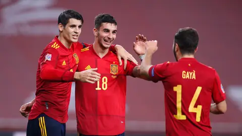 Jugadores de la selección española celebran un gol.