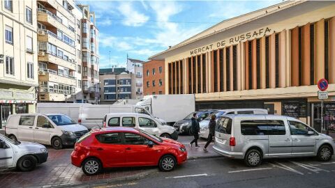 Coches aparcados en el entorno del Mercado de Russafa