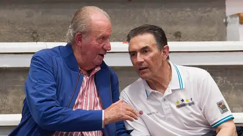 El rey emérito habla con Pedro Campos durante el partido de balonmano de su nieto.