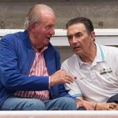 El rey emérito habla con Pedro Campos durante el partido de balonmano de su nieto.