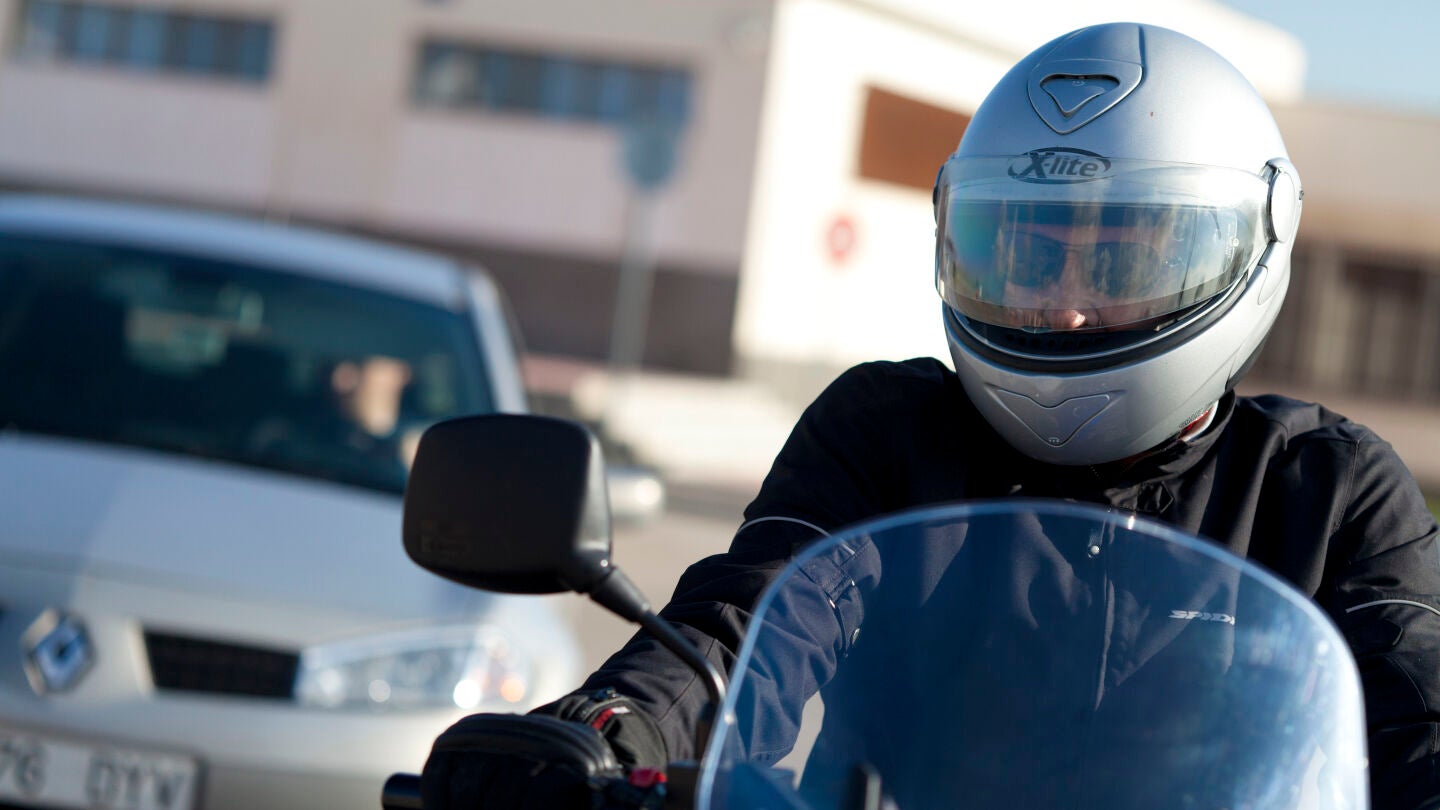 Un conductor circula a bordo de una motocicleta.