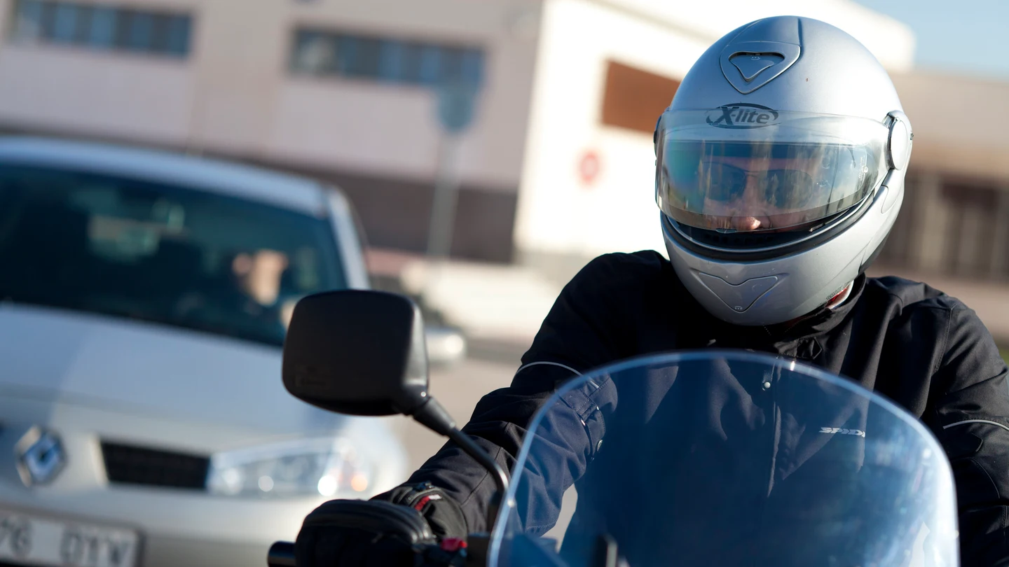 Un conductor circula a bordo de una motocicleta. Un conductor circula a bordo de una motocicleta.
