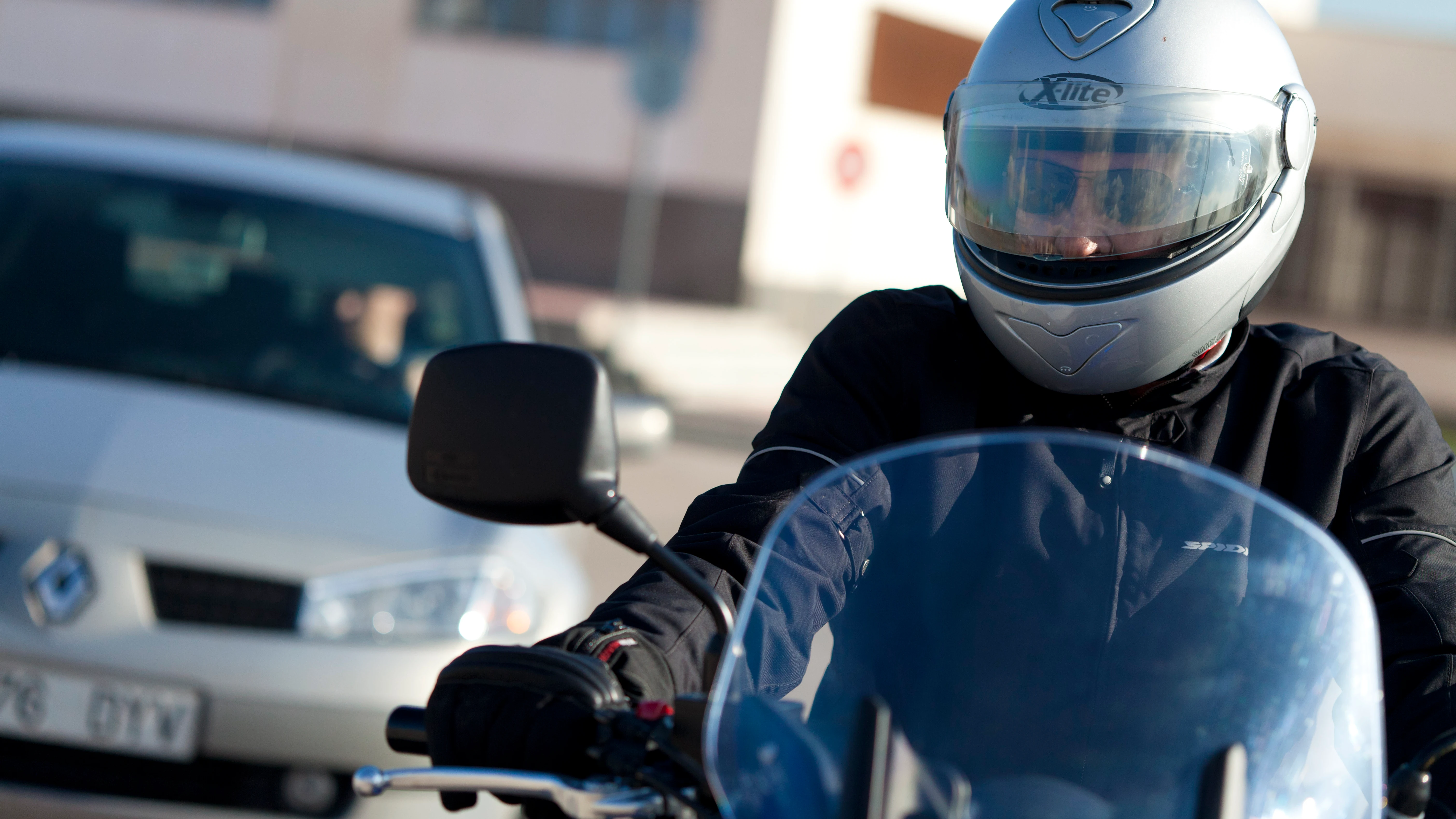 Un conductor circula a bordo de una motocicleta. Un conductor circula a bordo de una motocicleta.