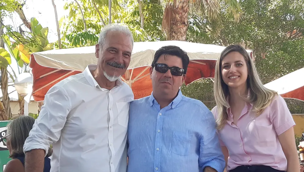 El director de Onda Cero Alicante y los miembros de Klinik PM