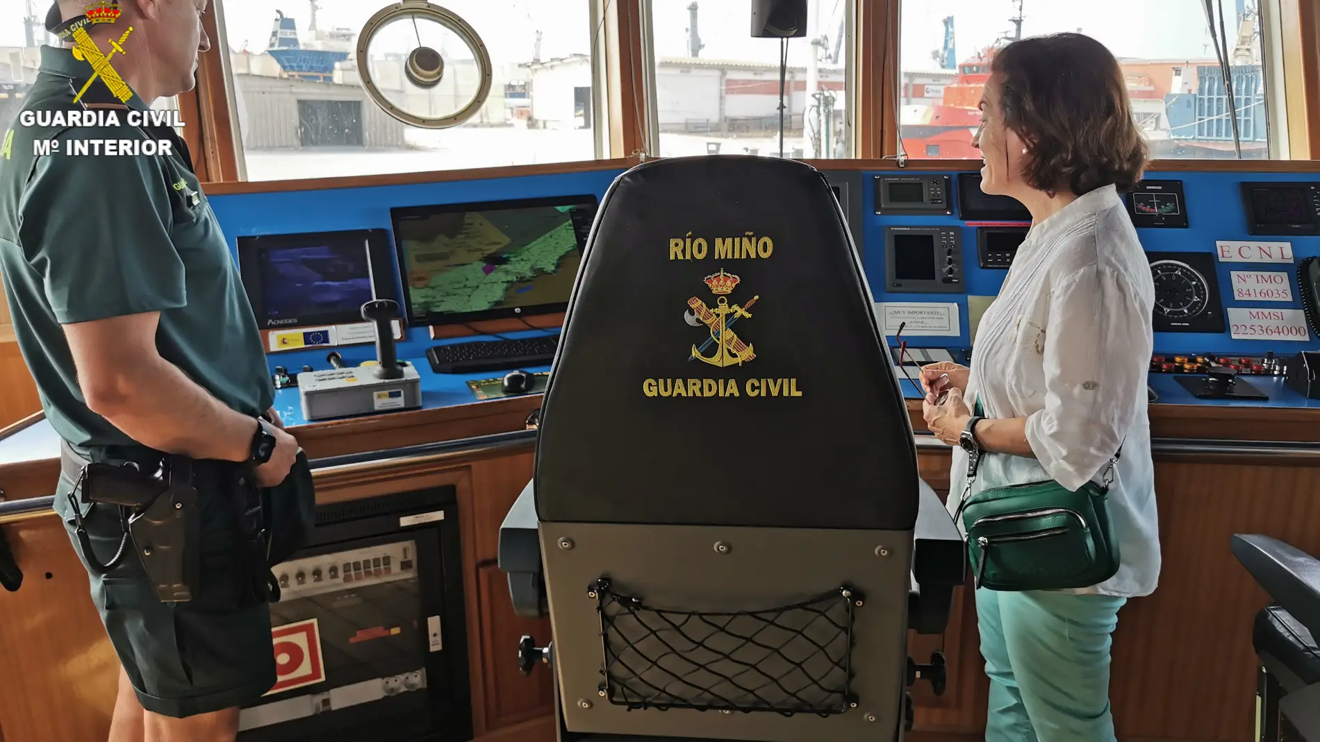 La Subdelegada de Gobierno y el Coronel Jefe de la Comandancia visitan el buque oceánico Río Miño 