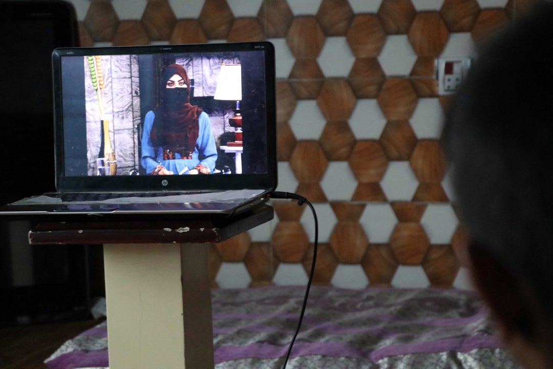 Las periodistas afganas se cubren la cara en televisión por orden de los talibán Las periodistas afganas se cubren la cara en televisión por orden de los talibán