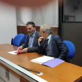 Ricardo Fernández y Wenceslao López, en la sala de prensa del Ayuntamiento de Oviedo