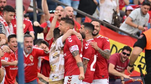 El Real Murcia supera al Rayo Cantabria y se queda a un partido de Primera Federación