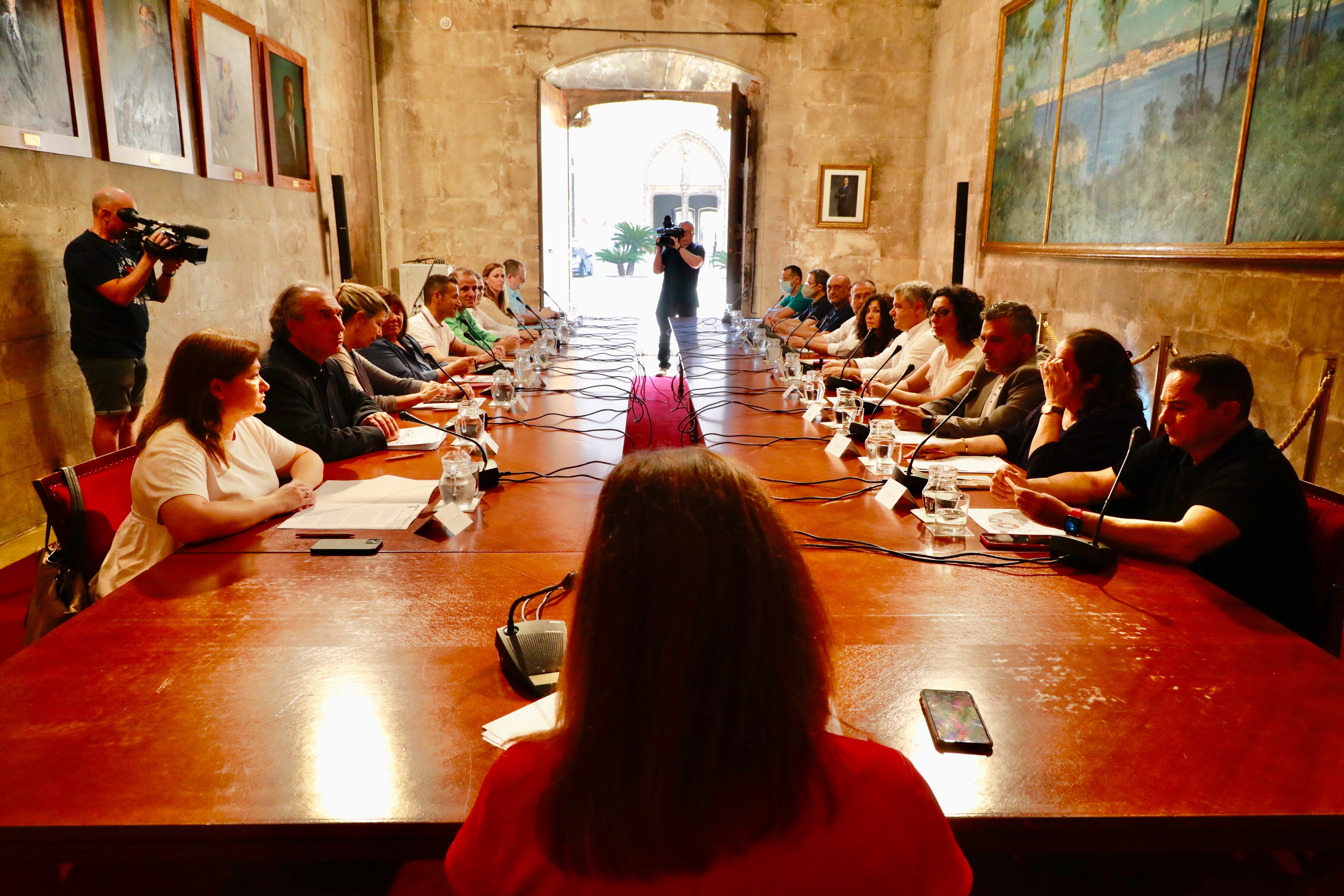 El Govern acuerda con los sindicatos la oferta para estabilizar más de 10.000 plazas de trabajadores públicos en 2024 El Govern acuerda con los sindicatos la oferta para estabilizar más de 10.000 plazas de trabajadores públicos en 2024