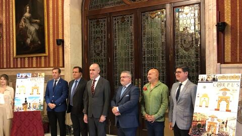 El alcalde Antonio Muñoz, junto al delegado de Fiestas Mayores, representantes de partidos de la oposición y Hermanos Mayores