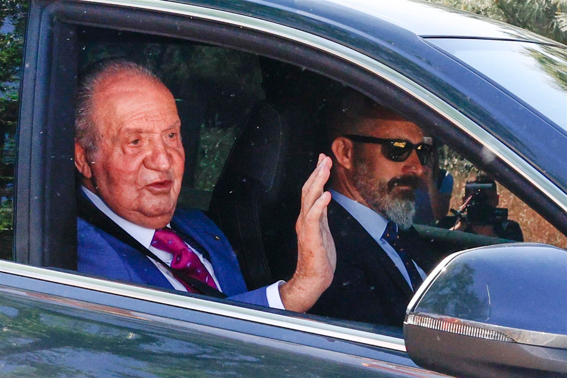 El rey Juan Carlos ya está en Zarzuela para reunirse con su hijo Felipe VI El rey Juan Carlos ya está en Zarzuela para reunirse con su hijo Felipe VI