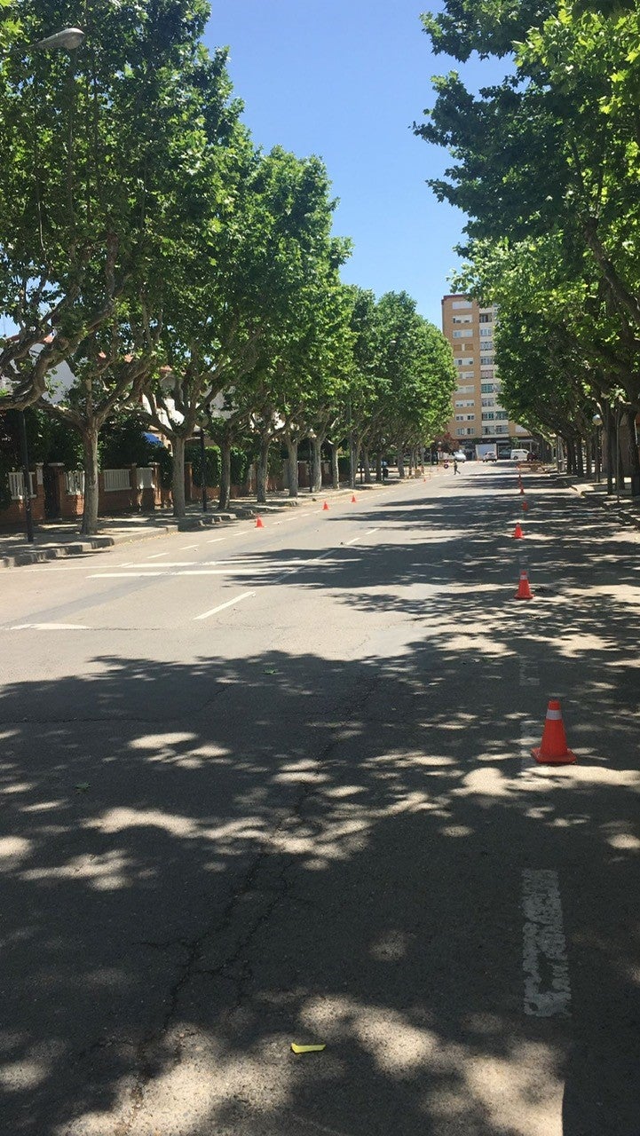 Los aparcamientos de las calles del desfile se vacían de coches Los aparcamientos de las calles del desfile se vacían de coches