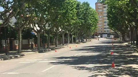 Los aparcamientos de las calles del desfile se vacían de coches