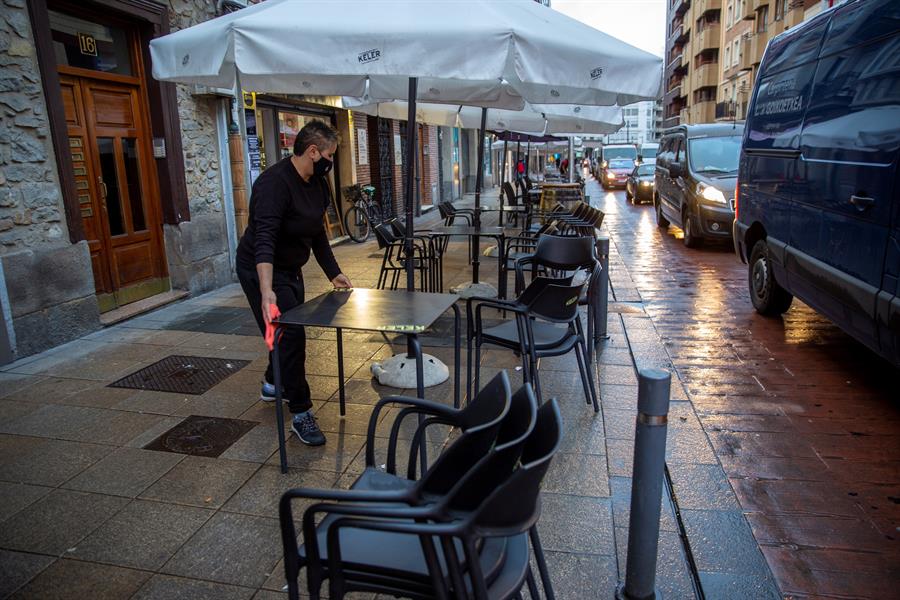 "En la hostelería se trabaja media jornada, 12 horas, eso ha sido toda la vida" "En la hostelería se trabaja media jornada, 12 horas, eso ha sido toda la vida"