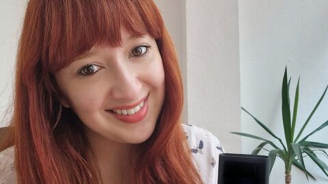 Laura M&eacute;ndez, Marketing Manager South Europe de Vasco Electronics, con el dispositivo traductor