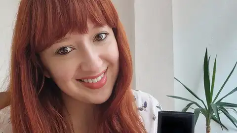 Traductor Vasco M3 Laura Méndez, Marketing Manager South Europe de Vasco Electronics, con el dispositivo traductor