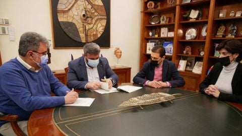 Firma de convenio entre UNIFAM y el Ayuntamiento de Crevillent.