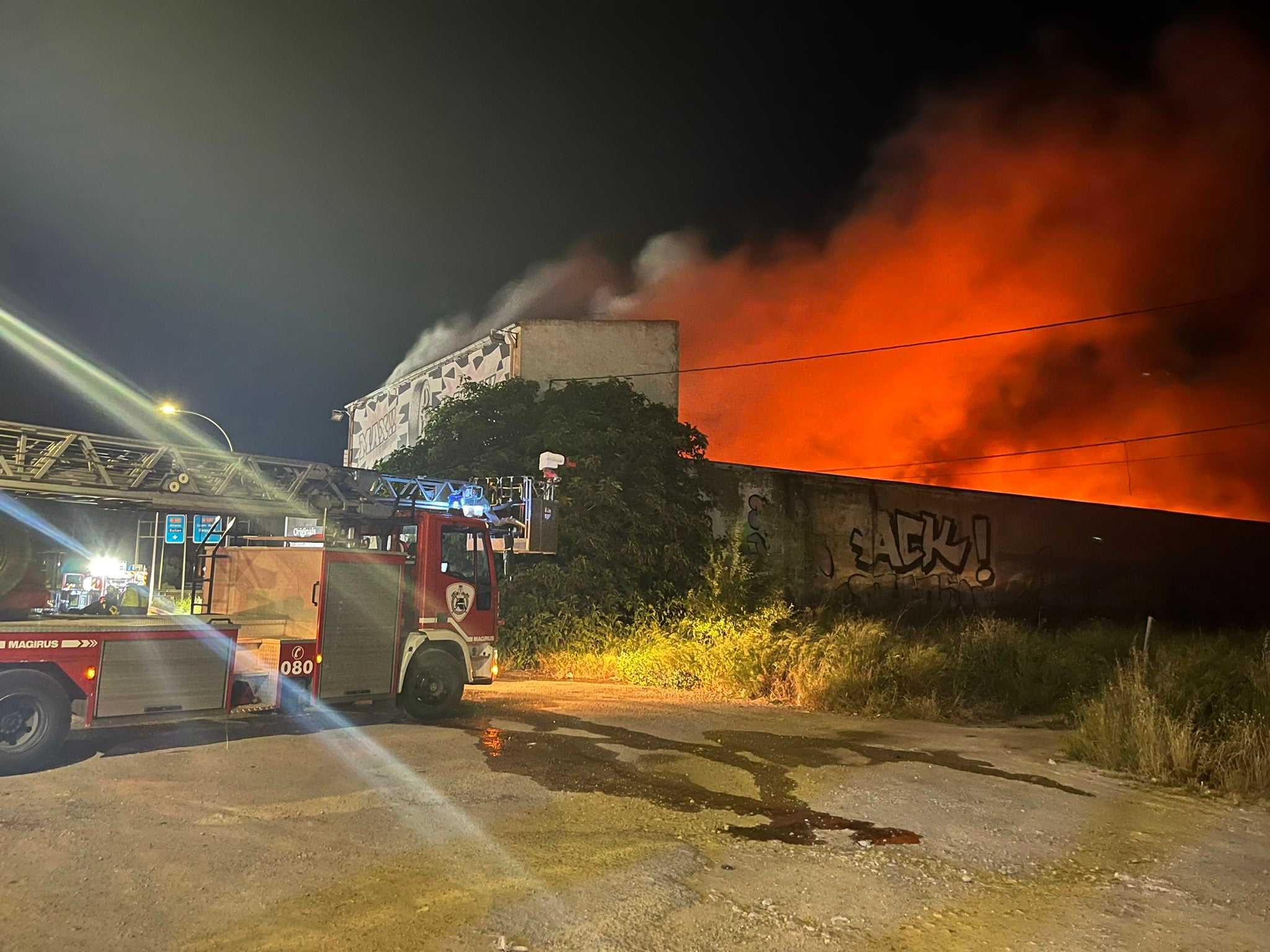 Controlado el incendio que se produjo en una nave de neumáticos en la capital Controlado el incendio que se produjo en una nave de neumáticos en la capital