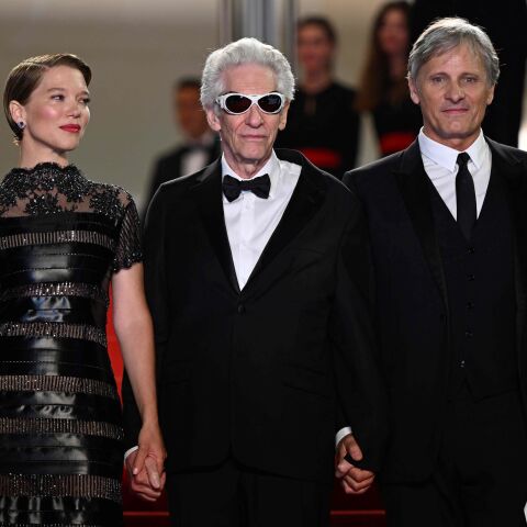 David Cronenberg (2i), rodeado por Léa Seydoux, Viggo Mortensen y Kristen Stewart, llega a la premiere de 'Crimes of the future' en Cannes
